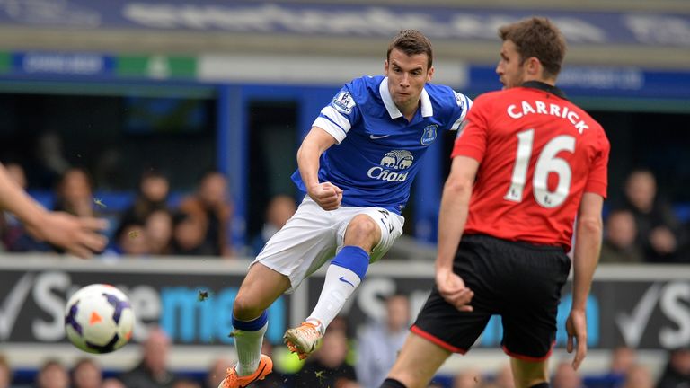 Everton's  Seamas Coleman and Manchester United's Michael Carrick in action in the Premier League at Goodison Parok