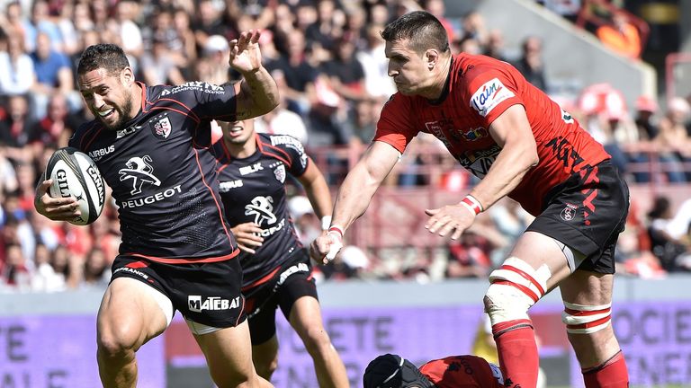 Toulouse's New Zeland fly-half Luke Mc Alister (L) runs with the ball during the French Top 14 rugby union match between Toulouse and  Oyonnax.