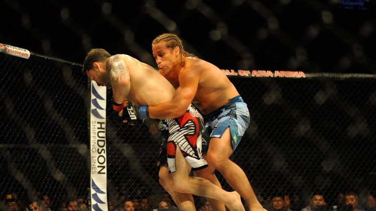 Urijah Faber (R) grapples with Frankie Edgar
