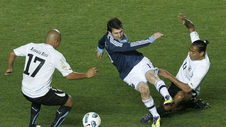 Argentina forward Lionel Messi is marked by Uruguay midfielders Egidio Arevalo Rios (L) and Alvaro Pereira during their 2011 Copa America quarter-final