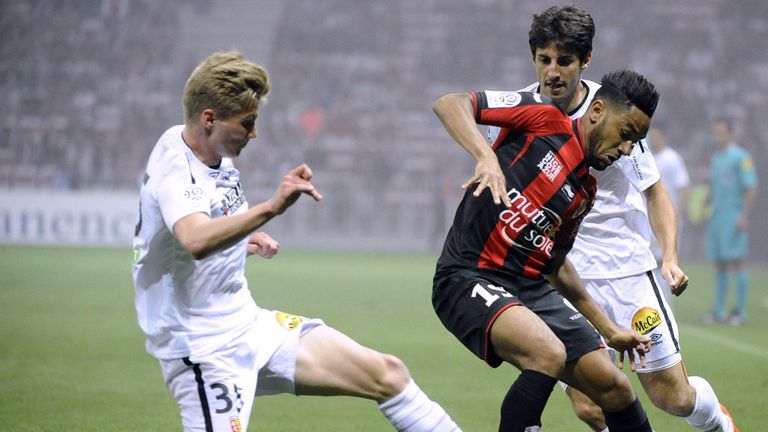 Jordan Amavi (centre) on the ball for Nice against Lens