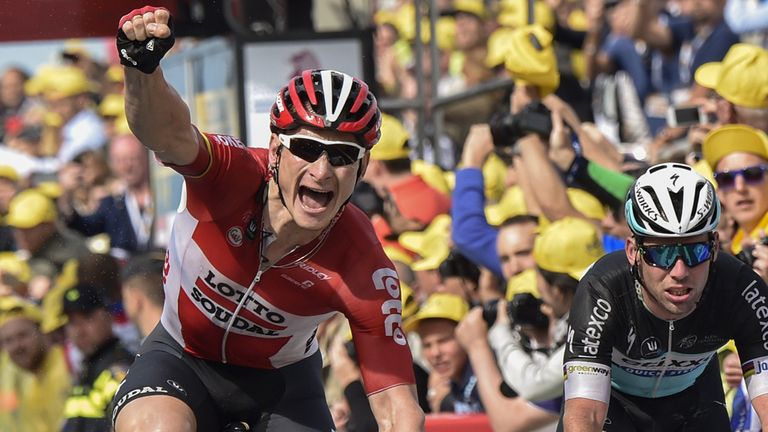 Germany's Andre Greipel (L) celebrates as he crosses the finish line ahead of Great Britain's Mark Cavendish (R) on the second stage of the Tour de France