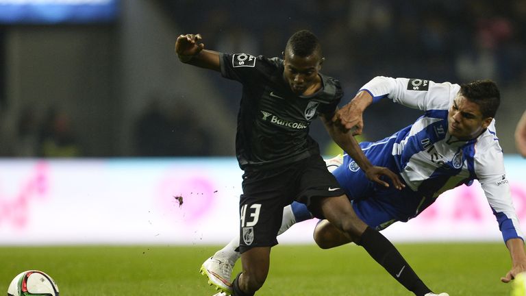 Vitoria SC's Ghanaian midfielder Bernard Mensah (L) vies with Porto's Brazilian midfielder Casemiro
