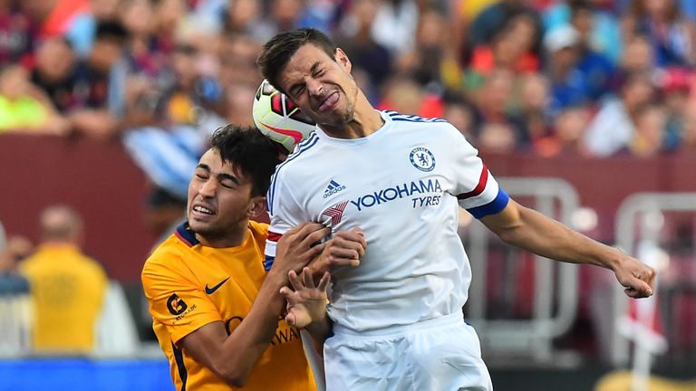 Chelsea's Cesar Azpilicueta (R) and Barcelona's Munir El Haddadi fight for the ball