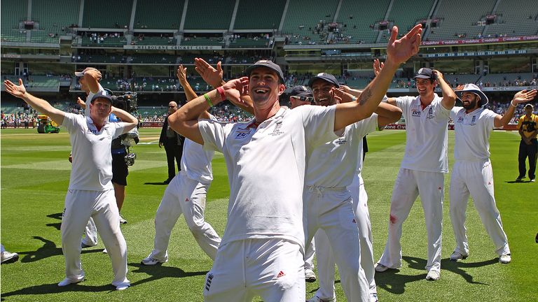 MELBOURNE, AUSTRALIA - DECEMBER 29:  Kevin Pietersen (C) and the English cricket team perform the sprinkler after winning the fourth test during day four o