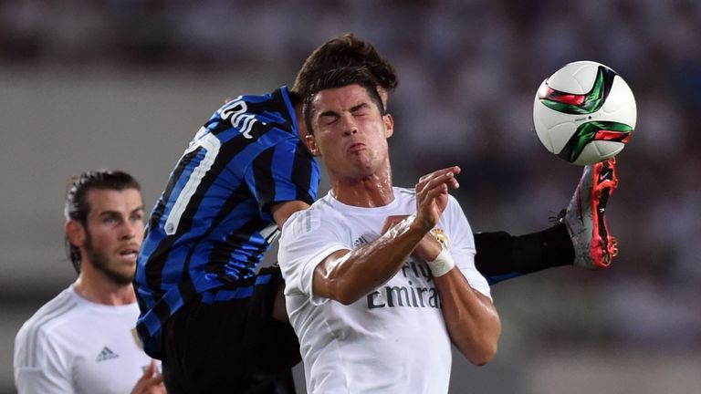 Real Madrid's Cristiano Ronaldo (R) and Inter Milan's Jonathan Biabiany battle for the ball during the International Champions Cup 