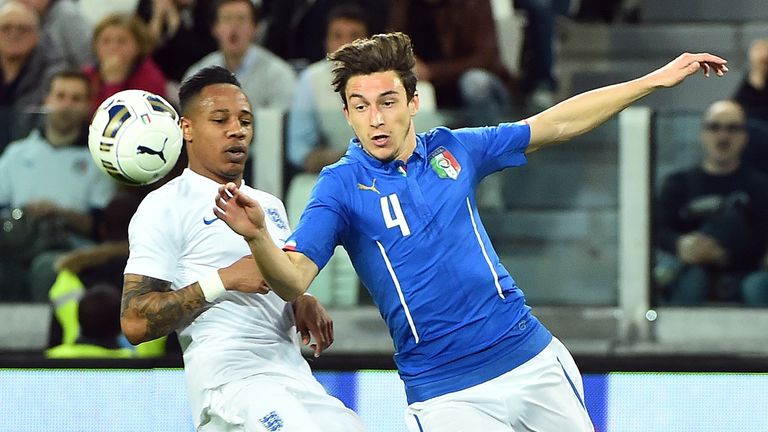 Italy's midfielder Matteo Darmian (R) vies with England's defender Nathaniel Clyne