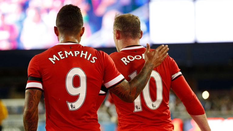 Memphis Depay (l): Congratulated by Wayne Rooney