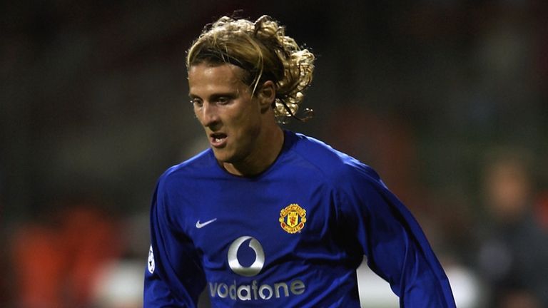 LEVERKUSEN - SEPTEMBER 24 2002:  Diego Forlan of Manchester United in action during the Champions League First Phase Group F match v Bayer Leverkusen