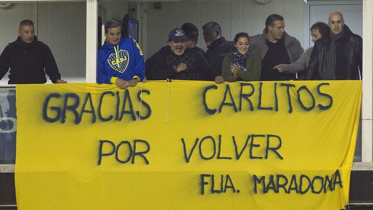 Argentinian former footballer Diego Maradona (C) cheers for Boca Juniors' newly returned player Carlos Tevez 