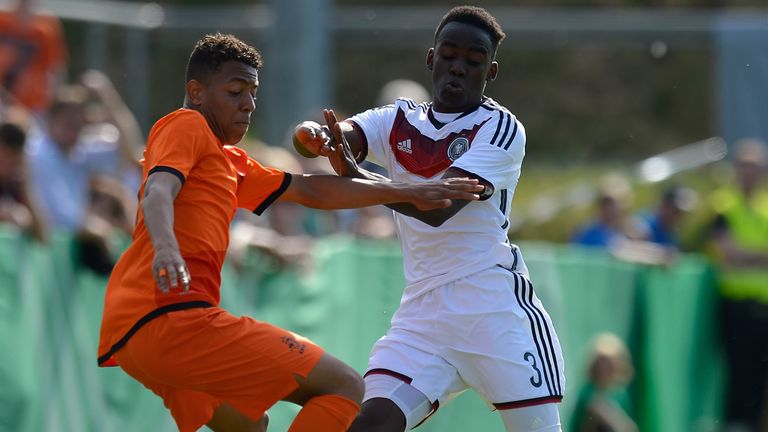Donyell Malen (L) in action for Holland's U15 team