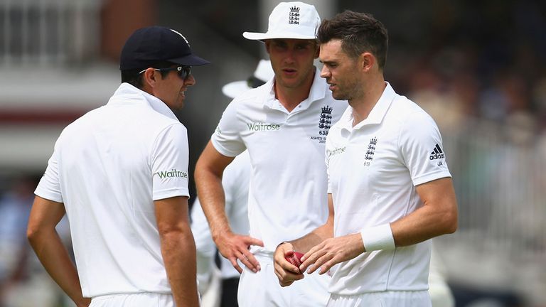 Alastair Cook speaks with Stuart Broad and James Anderson 