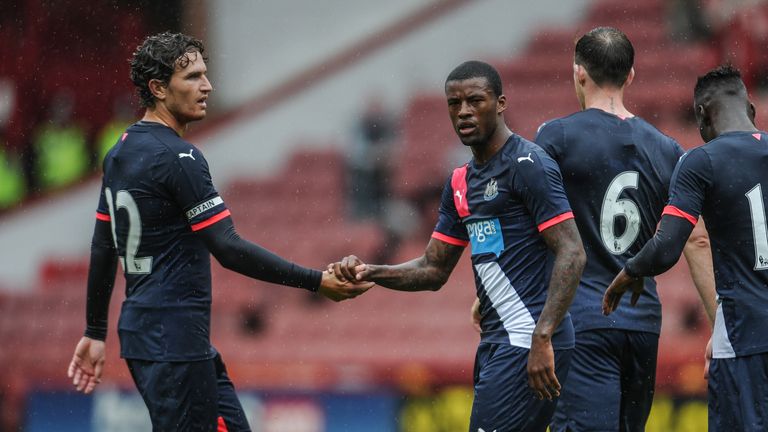 Georgino Wijnaldum (R) is congratulated by Daryl Janmaat after opening the scoring at Bramall Lane 