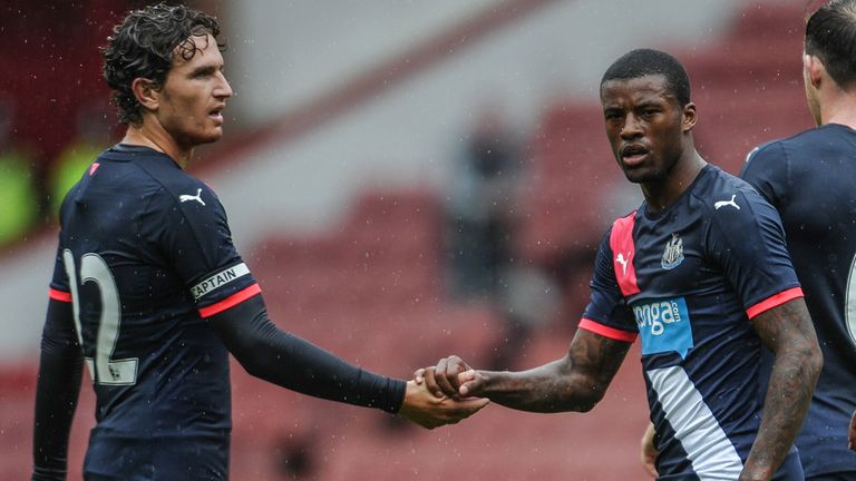Georgino Wijnaldum: Celebrates with Daryl Janmaat