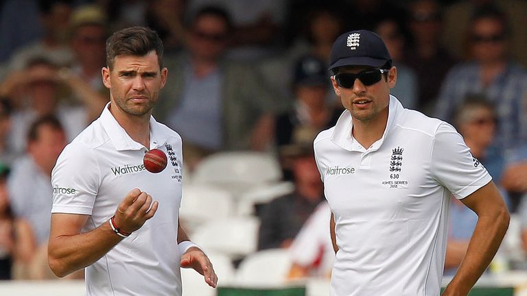 Alastair Cook (R) talks to Englands James Anderson