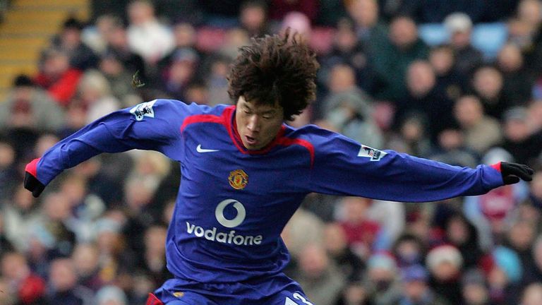 BIRMINGHAM, ENGLAND - DECEMBER 17 2005: Ji-Sung Park of Manchester United clashes with Mark Delaney of Aston Villa