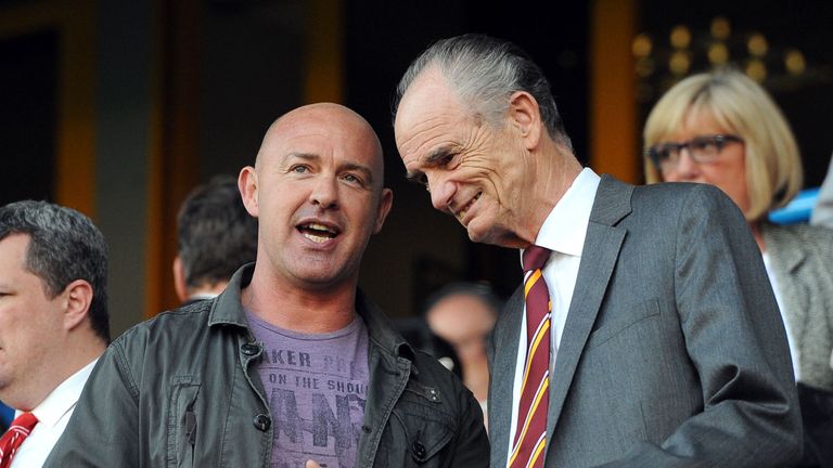 Jon Sharp (left) talks to Huddersfield Giants' chairman Ken Davy