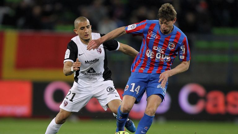 Metz's French Algerian midfielder Ahmed Kashi (L) vies for the ball with Caen's Argentinian forward Emiliano Sala (R)