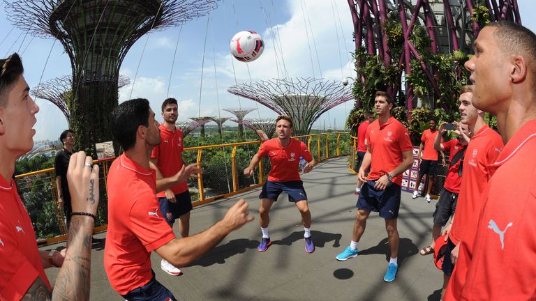 Mikel Arteta, Jon Toral, Nacho Monreal and Emiliano Martinez play head tennis in Singapore.