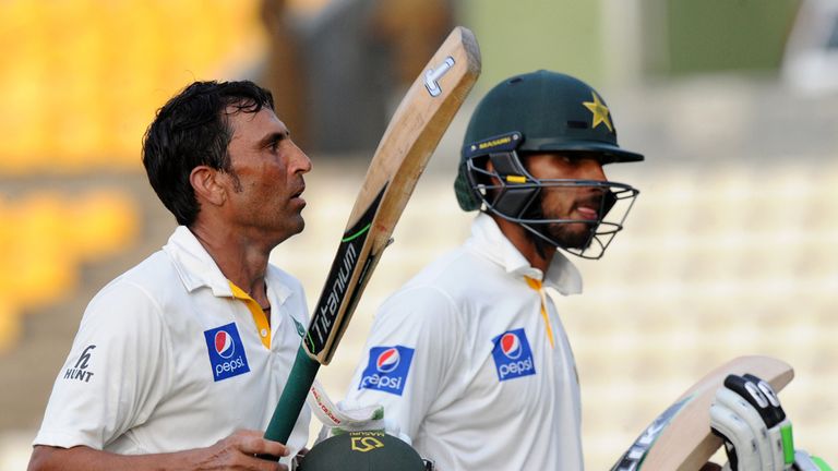 Pakistan cricketer Younis Khan (L) and teammate Shan Masood leave the grounds at close of play on the fourth day of the third Test in Sri Lanka