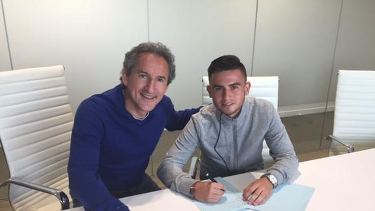 Patrick Roberts up close with City's director of football Txiki Begiristain (pic courtesy of @MCFC)