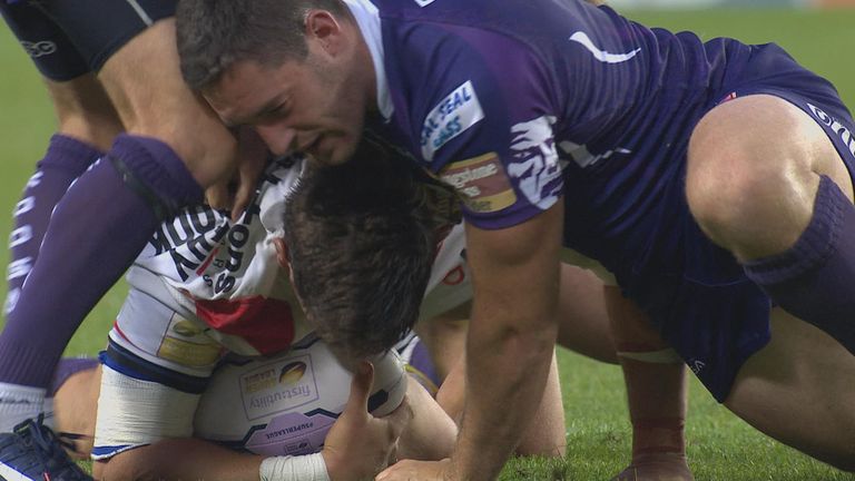 Danny Brough's knee connects with the head of Joe Wardle Huddersfield Giants