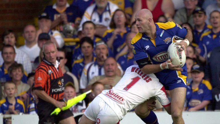 Leeds' Keith Senior is tackled by St Helens' Paul Wellens 2004