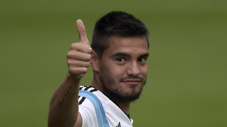 Argentina's goalkeeper Sergio Romero gives a thumbs-up