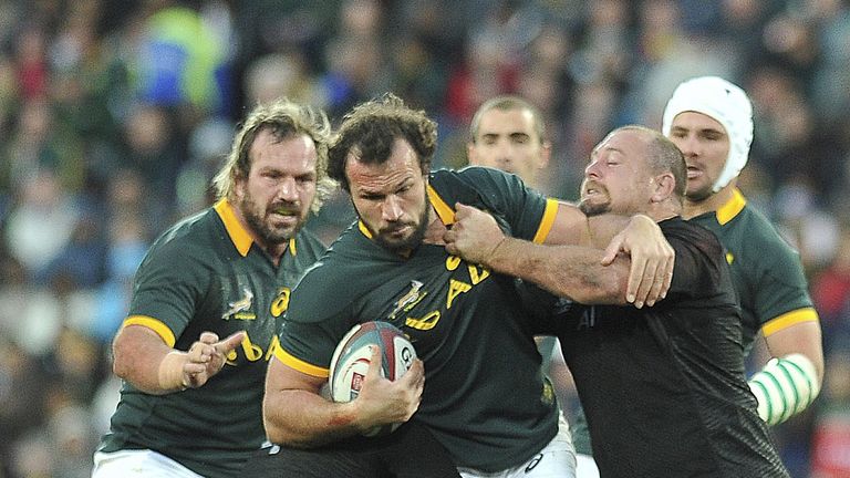 South African hooker Bismarck Du Plessis (C) is tackled during the match rugby match between Springboks and All Blacks in Johannesburg on July 25, 2015.n