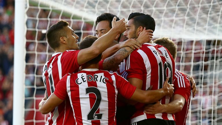 Southampton celebrate with Graziano Pelle after he scores to make it 1-0