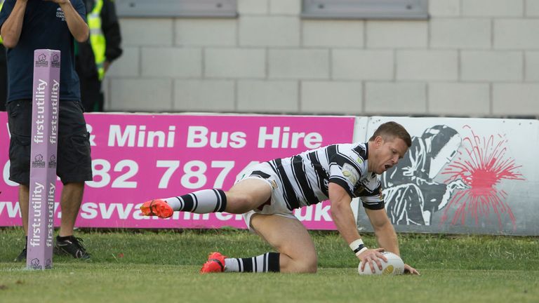 Hull FC's Steve Michaels scores a try in the corner against rivals Hull KR