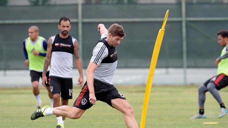 Steven Gerrard tests out his right foot in LA Galaxy training