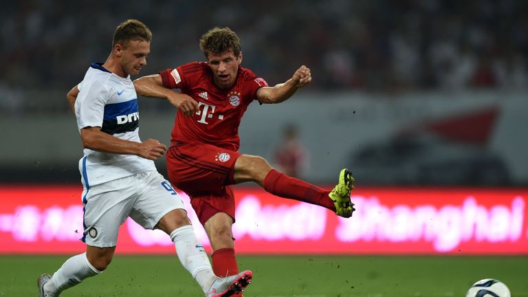 Bayern Munich's forward Thomas Mueller (R) and Inter Milans Italian defender Federico Dimarco 