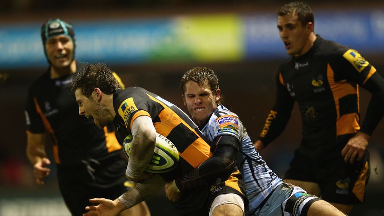 Tom Williams (R) of Cardiff Blues tackles  Elliot Daly(L) of London Wasps
