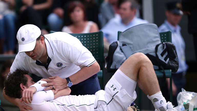 Andy Murray gets attention to his shoulder