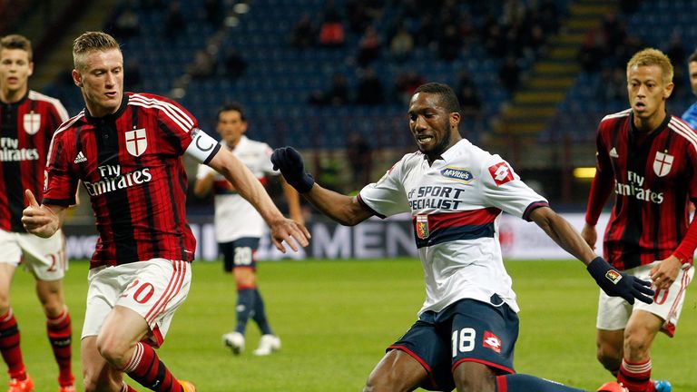 Ignazio Abate (L) of Milan competes for the ball with Zakarya Bergdich of Genoa