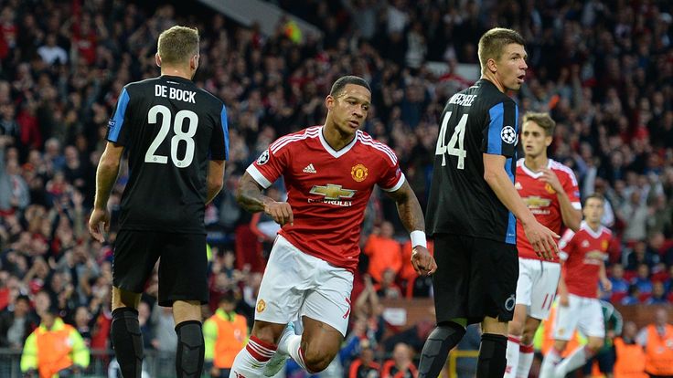Manchester United's Memphis Depay (2nd L) wheels away in celebration
