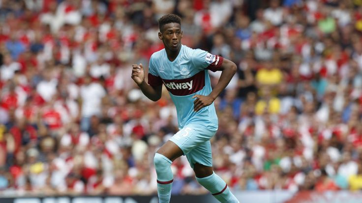 West Ham United's English defender Reece Oxford runs with the ball 