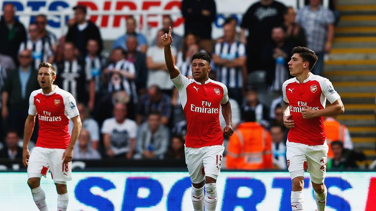 Alex Oxlade-Chamberlain (C) of Arsenal celebrates