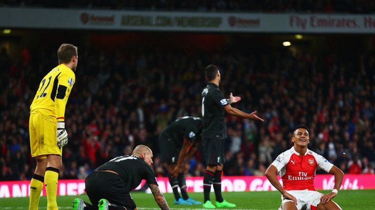  Alexis Sanchez reacts after failing to score during the match between Arsenal and Liverpool