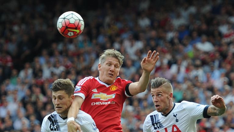 Manchester United's midfielder Bastian Schweinsteiger (C) vies with Tottenham Hotspur's Ben Davies and Tottenham Hotspur's Toby Alderweireld (R)