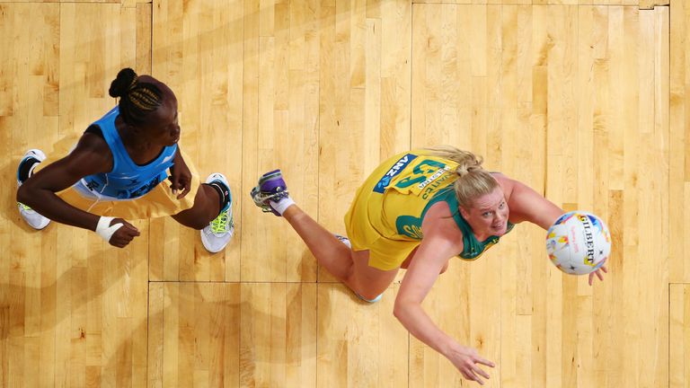 SYDNEY, AUSTRALIA - AUGUST 08:  Caitlin Thwaites of the Diamonds is challenged by Rhe-Ann Niles of Barbados during the 2015 Netball World Cup match