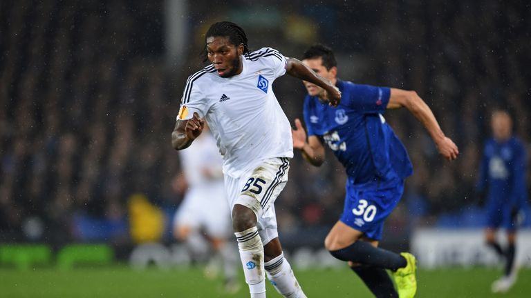 Dynamo Kiev's Dieudonne Mbokani has arrived in the UK for a medical with Norwich