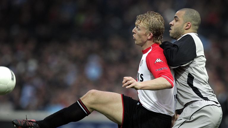 ROTTERDAM, NETHERLANDS:  PSV Eindhoven's Alex (R) duels with Feyenoord's Dirk Kuyt (R) during their match in the Dutch premier league 12 December 2004