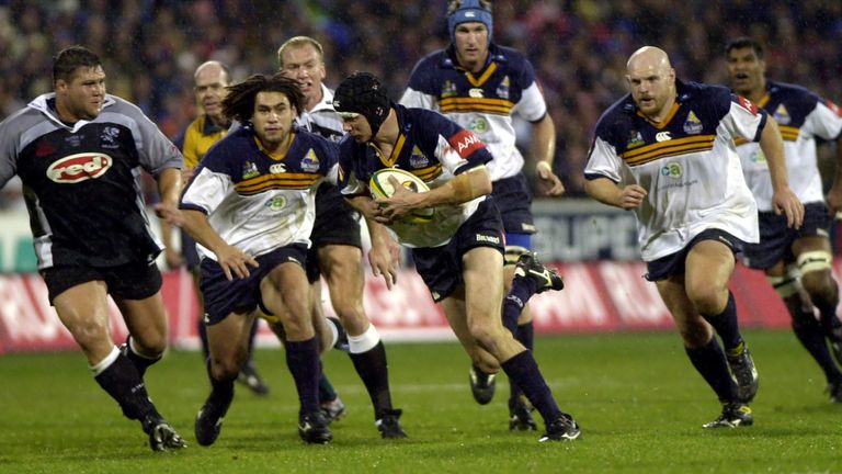 George Smith (L) supports Stephen Larkham with the ball during the 2001 Super Rugby final, won by the Brumbies