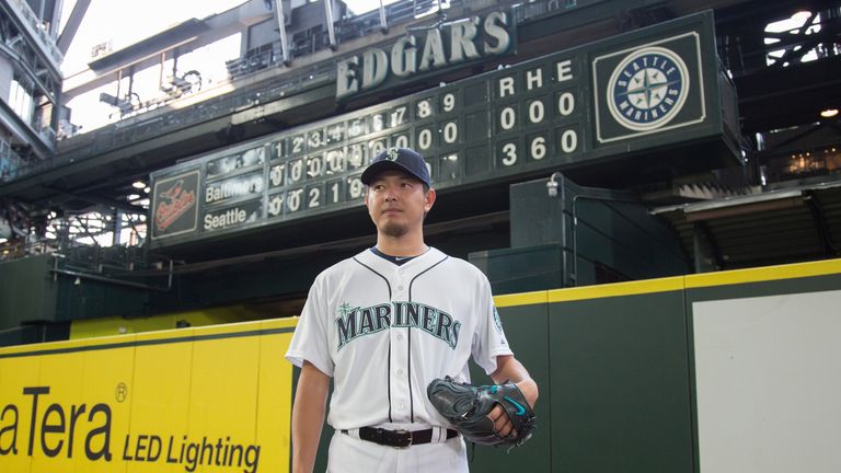 Iwakuma makes MLB history