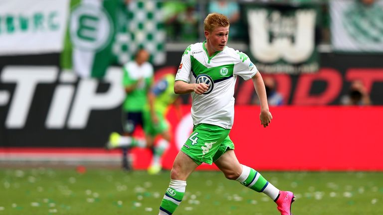 Kevin De Bruyne of Wolfsburg runs with the ball