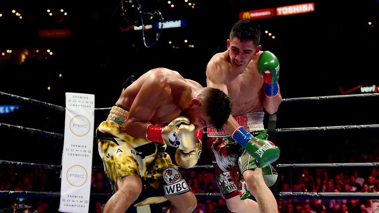 Leo Santa Cruz punches Abner Mares