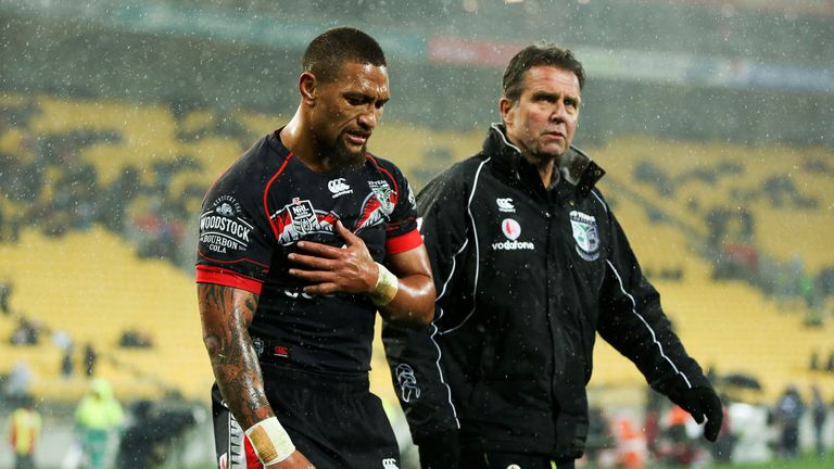 Manu Vatuvei of the New Zealand Warriors leaves the field with a shoulder injury