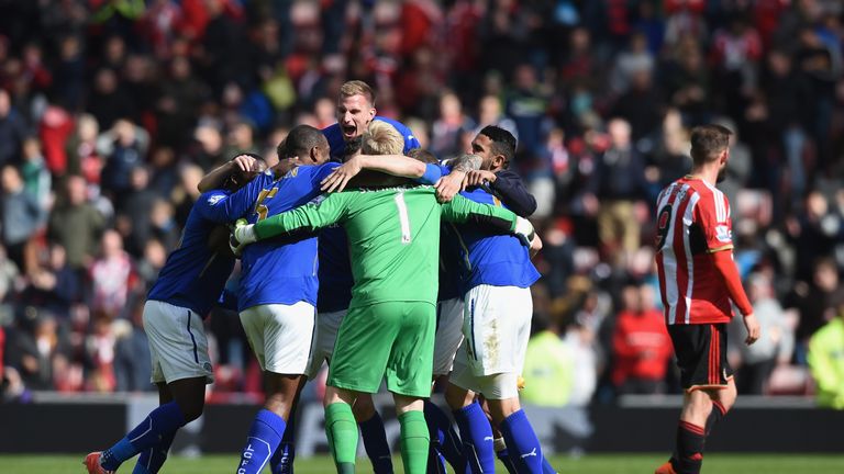 Marc Albrighton of Leicester joins team mates to celebrate on the final whistle during the Barclays Premier League match between Sunderland and Leicester